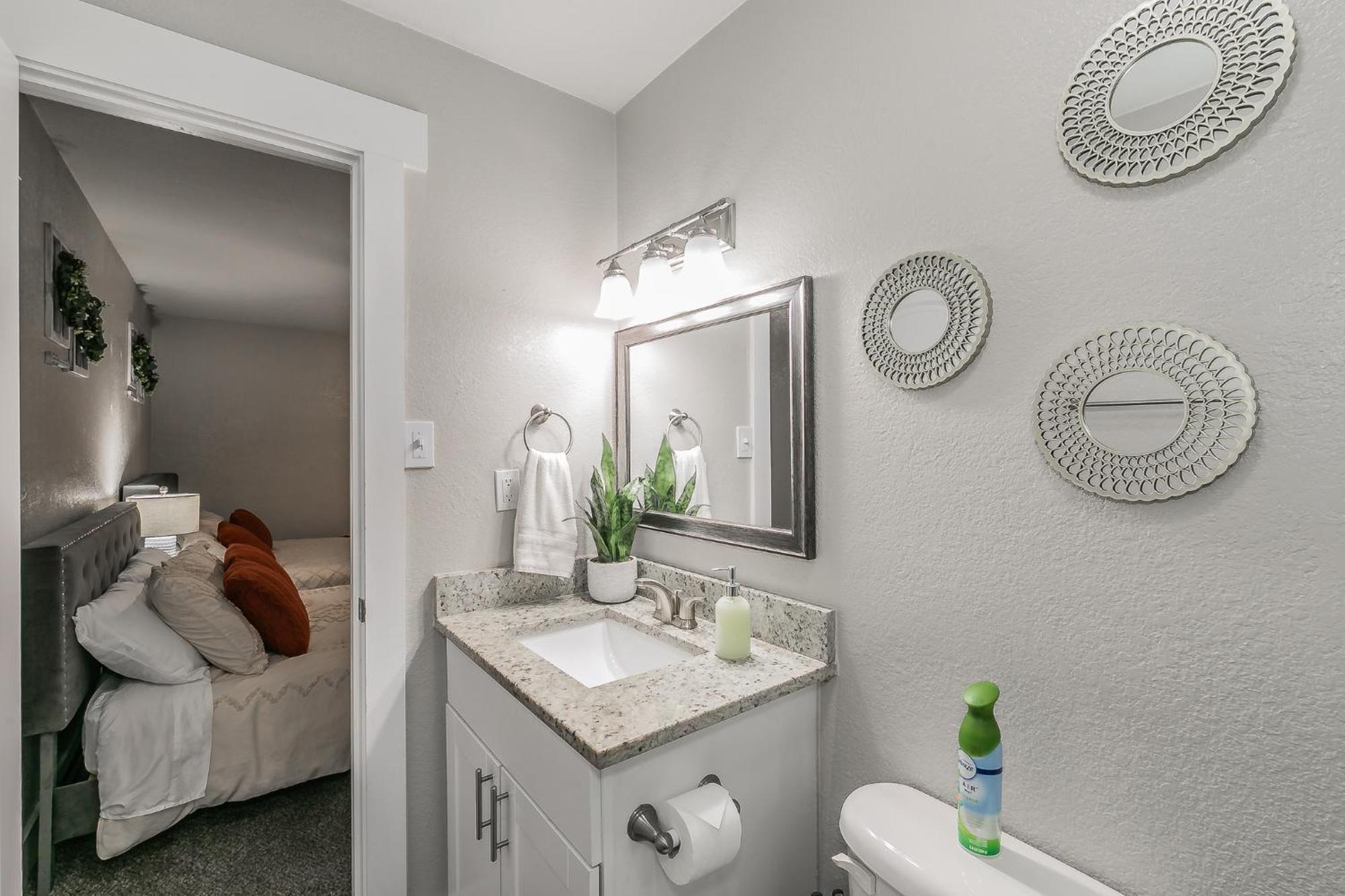 Cozy 2Br Farmhouse Apt - Sleeps 8 - Free Parking! 알링턴 외부 사진