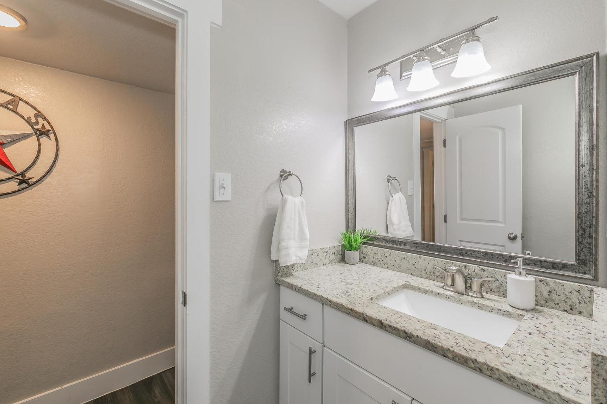 Cozy 2Br Farmhouse Apt - Sleeps 8 - Free Parking! 알링턴 외부 사진
